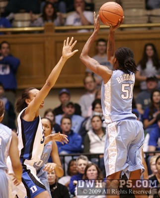 Jessica Breland takes an open jumper over Carrem Gay. -  - D30.O51;1,27-19,5:47