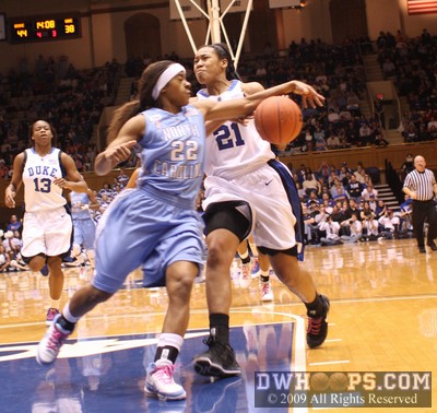 Oops!  The speedy Cetera DeGraffenreid cuts in and knocks the ball away -  - D21.O22;2, 14:08, 44-38
