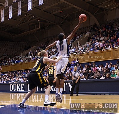 Chante Black stretches for a pass