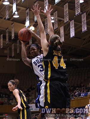 Faced with 6'6" Megan Scouby, Keturah Jackson wisely decides to pass rather than shoot. -  - D31.O44;1, 16:12, 0-0