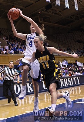 Abby Waner goes to the goal and scores -  - D4.O11;2, 13:08, 42-22