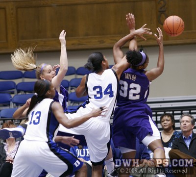 A rebound battle typical of this game -  - 