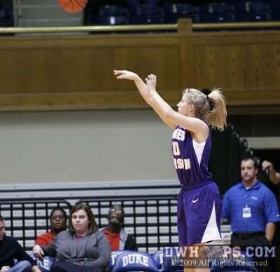 Courtney Hamner hits a wide open baseline trey to halt an 8-0 Blue Devil run -  - O10;1,12:52,20-13