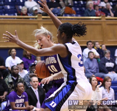 Keturah Jackson forcing Courtney Hamner to burn a time out in the back court -  - O10,D31;1,9:53,28-17