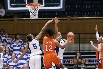 Tough defense from the Thomases on Nikki Davis -  - 