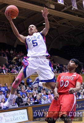 Jasmine Thomas posterizes Amber White with a high-flying layup -  - 