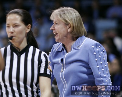 Sylvia Hatchell gives Maj Forsberg an earfull -  - 