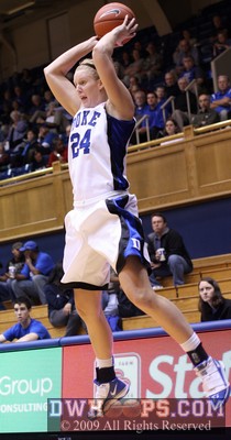 Kathleen Scheer elevates to make a skip-pass -  - 
