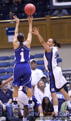 Bernadette Fortune shoots over Jasmine Thomas during the Pirates' quick start -  - 
