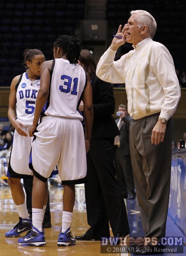 Al Brown calls out to Joy Cheek as Jasmine Thomas (5) and Keturah Jackson (31) huddle with Coach P -  - 