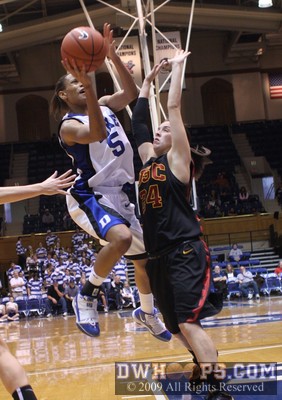Jasmine Thomas twists and gyrates to cut the USC lead to just a point -  - D5,O24;2,7:03,60-61