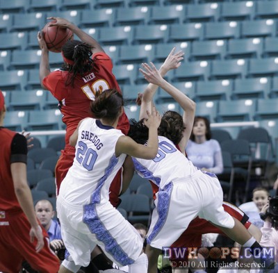 Kizer snares a rebound, she finished with a 22 & 10 double-double -  - 