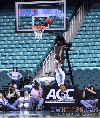 Cetera DeGraffenreid all alone for a layup -  - 