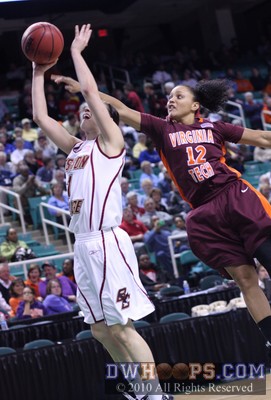 Nikki Davis forces an Ayla Brown miss -  - 