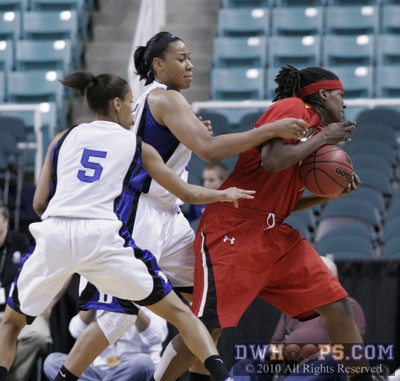 Jasmine and Joy hound Kizer into a sideline turnover -  - 