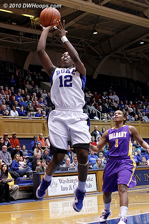 Chelsea Gray scores on a fast break layup.