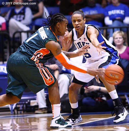 Riquna Williams sneaks an entry pass past Jasmine Thomas  - Duke Tags: #5 Jasmine Thomas 