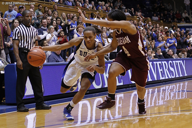 Jasmine Thomas drives on Sydney Carter  - Duke Tags: #5 Jasmine Thomas 