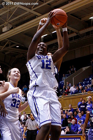 Chelsea Gray snags an offensive rebound