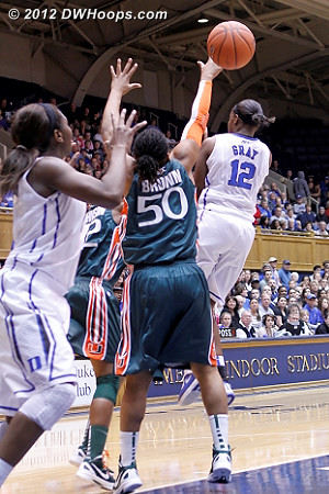 Chelsea Gray makes a sick no-look over-the-shoulder pass to a waiting Elizabeth Williams