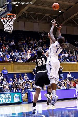 Elizabeth Williams receives a long entry pass from Chelsea Gray