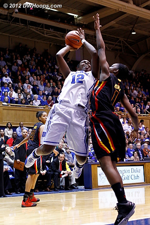 Chelsea Gray hits over Mincy