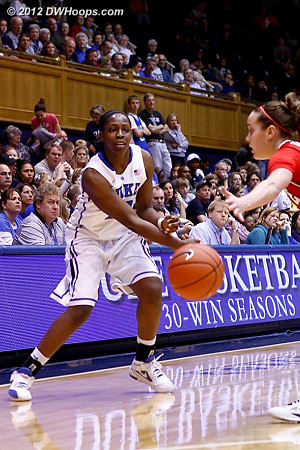 Chelsea Gray makes an entry pass