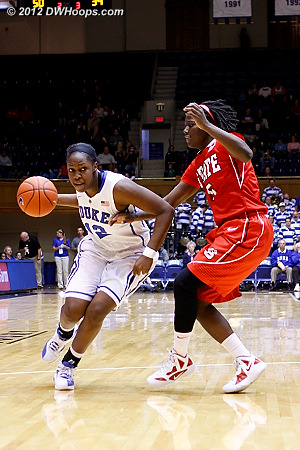 Breezy Williams tries to slow down a driving Chelsea Gray