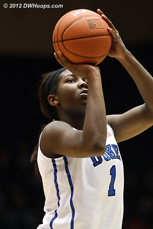Elizabeth Williams on the free throw line