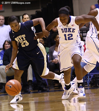 Chelsea Gray turns over Ashlee Anderson (23)  - Duke Tags: #12 Chelsea Gray 