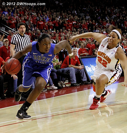 Chelsea Gray again gets past Rodgers, but this time she's on the wing