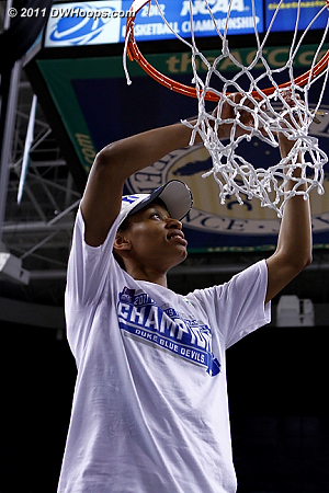 Jasmine cuts the net  