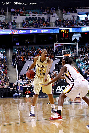 Montgomery calls for a screen  - MD Players: #1 Laurin Mincy - GT Tags: #22 Alex Montgomery 