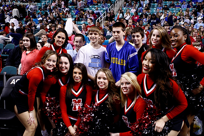Schoolkids pose with the Maryland cheerleaders  