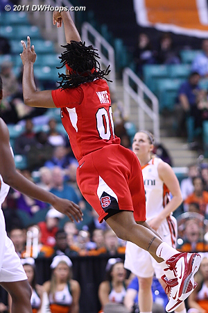 DWHoops Photo  - NCSU Players: #00 Amber White 
