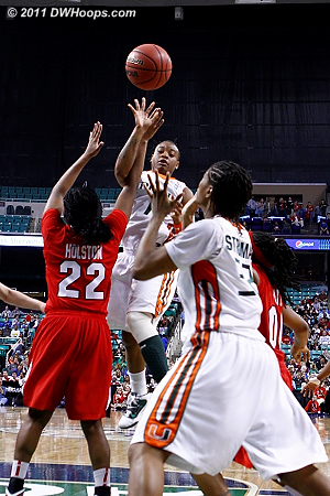 With the game tied at 64, Williams sees Stroman is open.  Her hoop would put Miami ahead for good.  - MIA Players: #32 Morgan Stroman, #1 Riquna Williams 