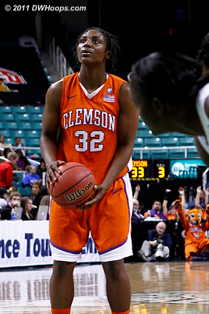 DWHoops Photo  - CLEM Players: #32 Kelia Shelton 