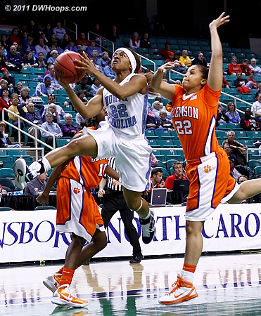 DWHoops Photo  - CLEM Players: #22 Sthefany Thomas - UNC Tags: #22 Cetera DeGraffenreid 