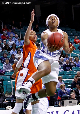 DWHoops Photo  - UNC Players: #22 Cetera DeGraffenreid 