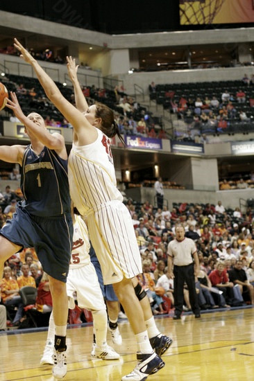 Alison Bales notches her first WNBA block against Kathryn Ress - 5 of 6