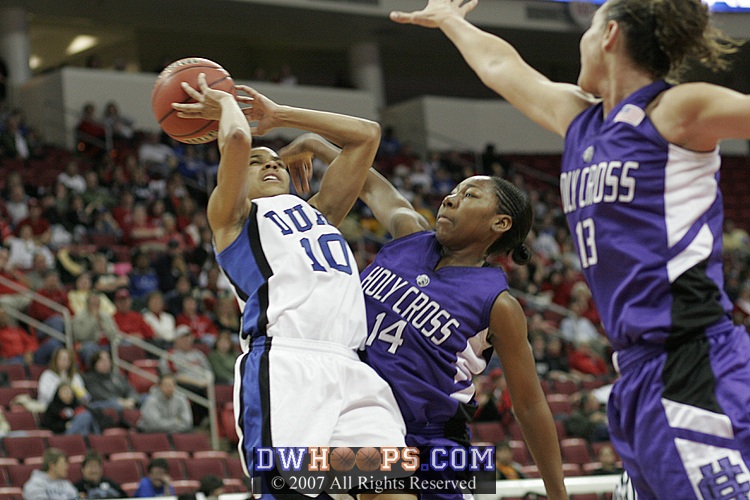 Brianna McFadden fouls Lindsey Harding