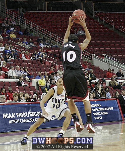 Temple's Lakeisha Eaddy, guarded by Lindsey Harding