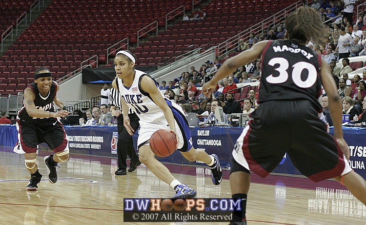 Lindsey Harding drives between defenders...