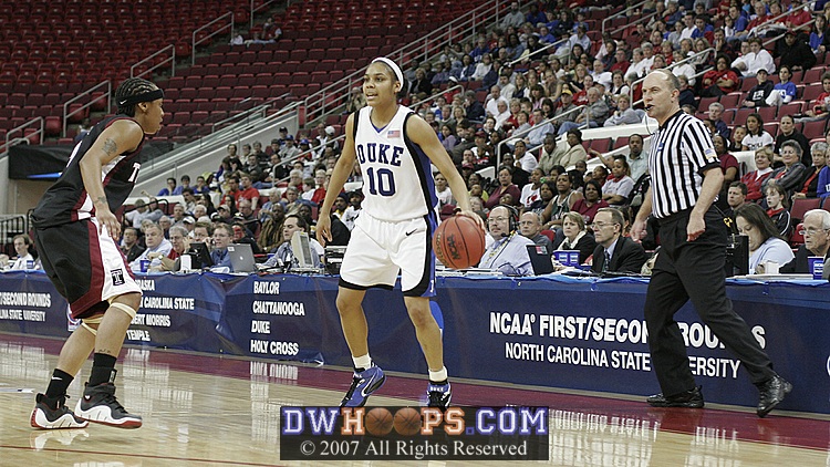 Lindsey Harding encourages her teammates to get into position