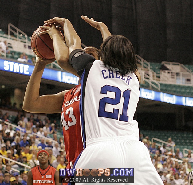 Joy Cheek guards Rashidat Junaid