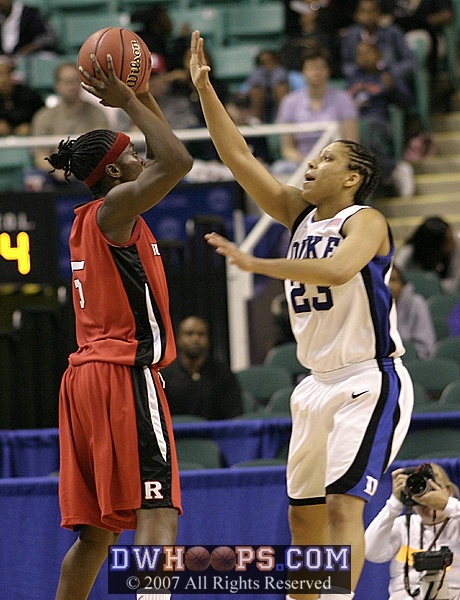 Wanisha Smith guards Essence Carson