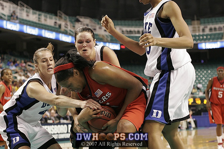 Abby Waner ties up Essence Carson, giving Duke another chance