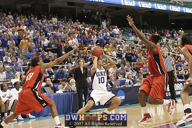 Lindsey Harding looks for an open player