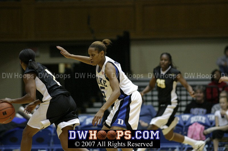 Jasmine Thomas guards Tynecia Pam
