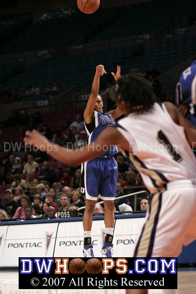 A three point attempt from Jasmine Thomas with 5 to shoot was a good look, but no dice
